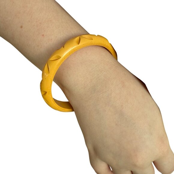 Vintage Bakelite Carved Yellow Bangle Bracelet Retro Jewelry Classic Art Deco - Picture 10 of 11